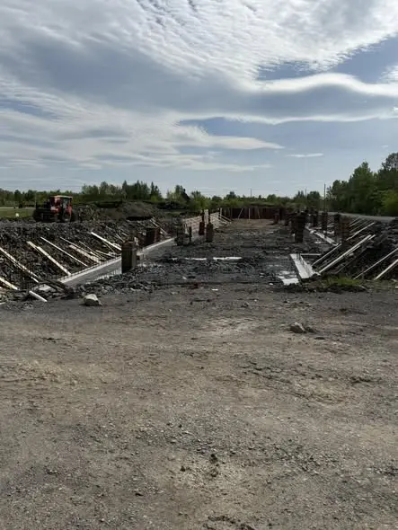 Coffrage des bases de colonnes d'un hangar à Neuville
