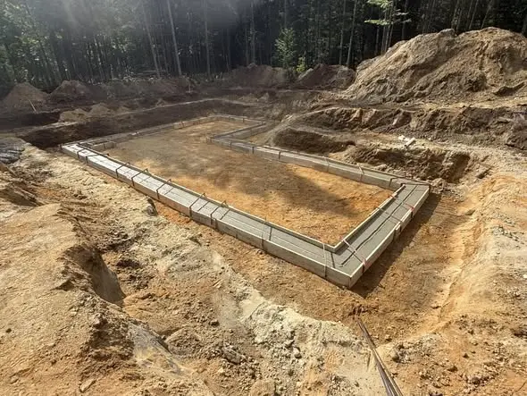 Vue d'ensemble des empattements de fondation en forêt