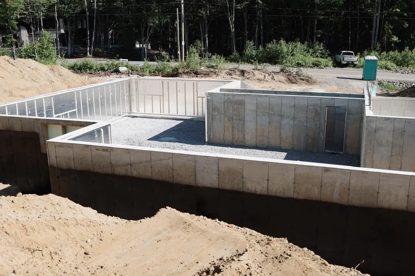 Fondation de maison avec ouvertures et cloisons de béton