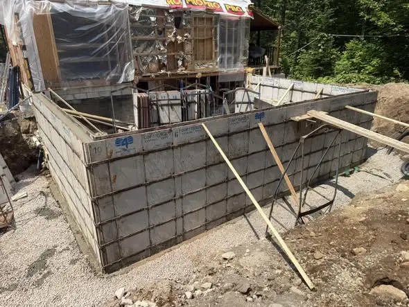 Coffrage de murs de fondation avec étançons pour une résidence