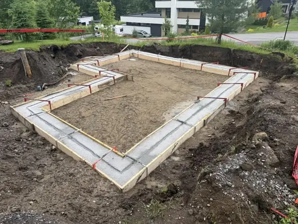 Empattements coulés formant le périmètre d'une fondation résidentielle