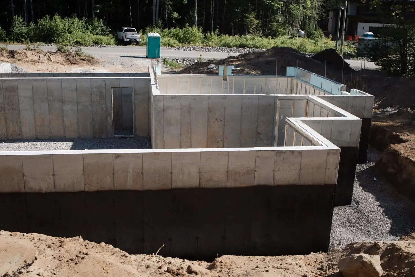 Murs de fondation en béton d'une résidence neuve
