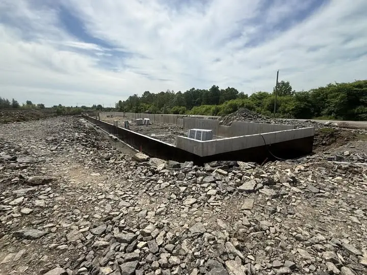 Murets de fondation coulés pour le hangar à Neuville