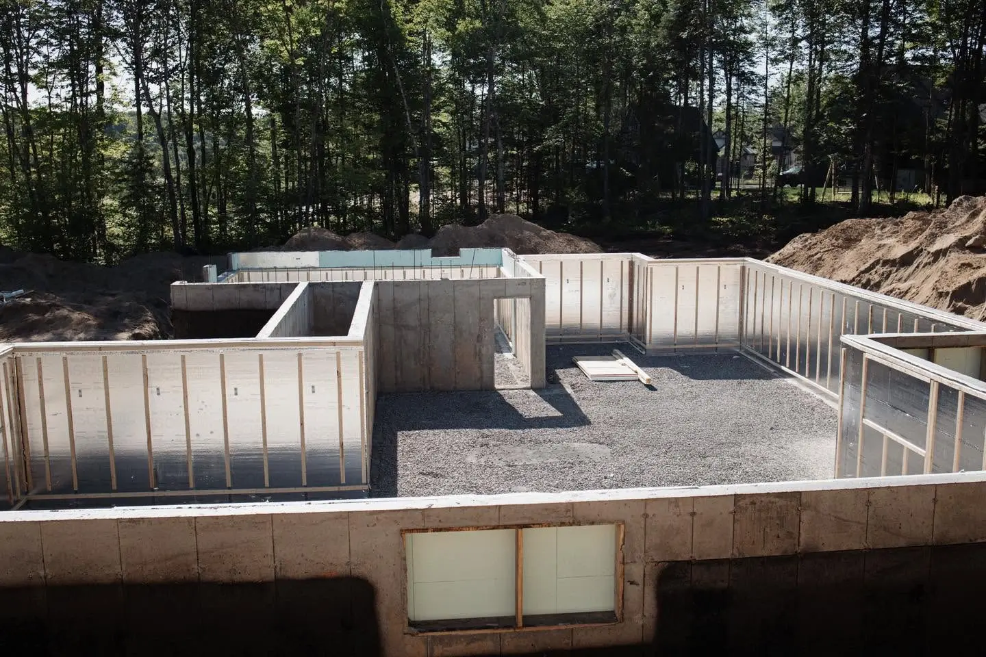 Murs de fondation coulés avec isolation et fourrures