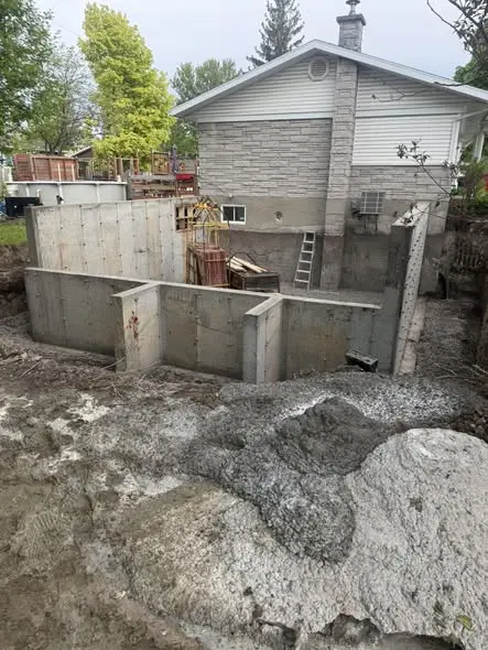 Mur de fondation en béton pour agrandissement résidentiel